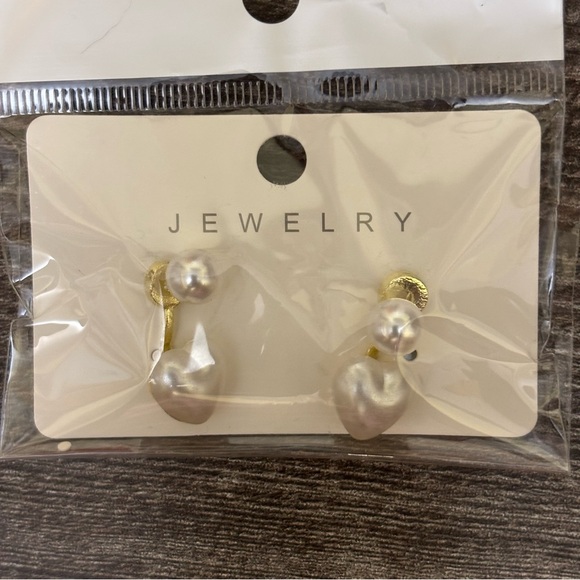 Elegant Gold Tone Heart Earrings - Picture 3 of 4